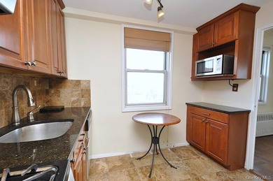 Perched on the top-floor corner, this sun-drenched 2-bedroom - photo 17