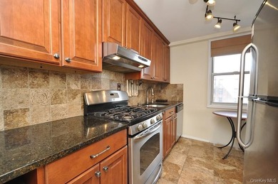 Perched on the top-floor corner, this sun-drenched 2-bedroom - photo 18