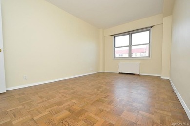 Perched on the top-floor corner, this sun-drenched 2-bedroom - photo 23