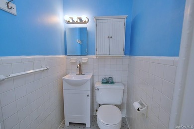 Perched on the top-floor corner, this sun-drenched 2-bedroom - photo 27