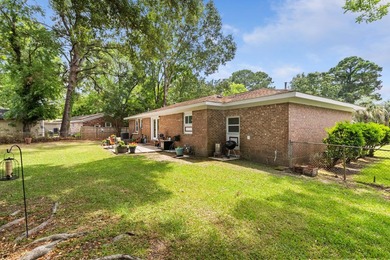 Welcome home! This is a beautiful 3br 2ba, brick ranch home - photo 33