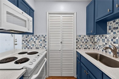 Charming and super clean 1-bedroom, 3rd-floor condo at Beach - photo 11