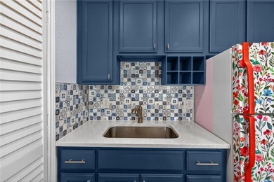 Charming and super clean 1-bedroom, 3rd-floor condo at Beach - photo 12