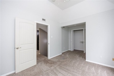 SPACIOUS 2,700+ SQFT HOME ON OVERSIZED LOT WITH LARGE DRIVEWAY - photo 12
