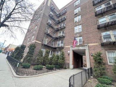 Excellent Condition 1 Bedroom Coop Located In Woodside/Sunnyside