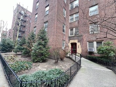 Excellent Condition 1 Bedroom Coop Located In Woodside/Sunnyside