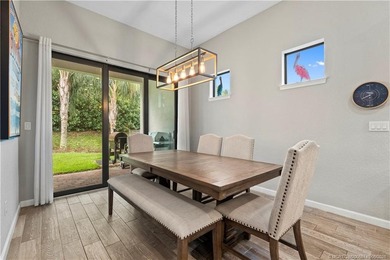 Exceptional quality and designer finishes define this stunning - photo 16