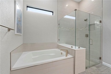 Exceptional quality and designer finishes define this stunning - photo 21