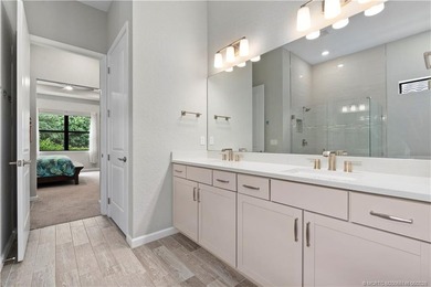 Exceptional quality and designer finishes define this stunning - photo 22