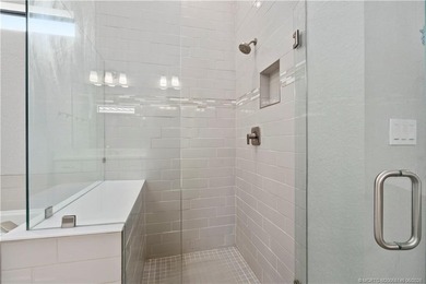 Exceptional quality and designer finishes define this stunning - photo 23