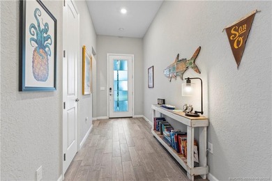 Exceptional quality and designer finishes define this stunning - photo 27