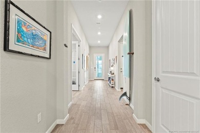 Exceptional quality and designer finishes define this stunning - photo 28