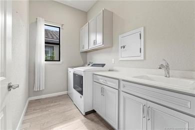 Exceptional quality and designer finishes define this stunning - photo 36