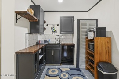 Come Check out this wonderful home in the secluded neighborhood - photo 28