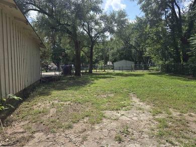 LOCATION, LOCATION! This spacious ranch-style home offers 4 - photo 32