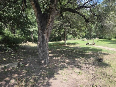 LOCATION, LOCATION! This spacious ranch-style home offers 4 - photo 34
