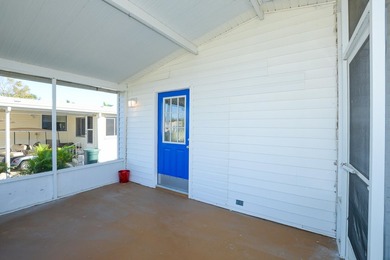 Adorable, open and bright, 2/2 Doll House giant carport, large - photo 5