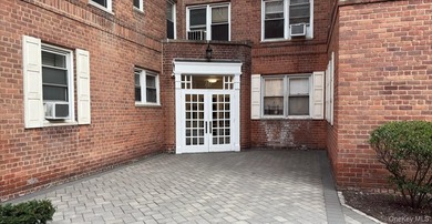 One Bedroom unit located on the first floor with large living - photo 1
