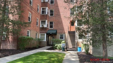 One Bedroom unit located on the first floor with large living - photo 2