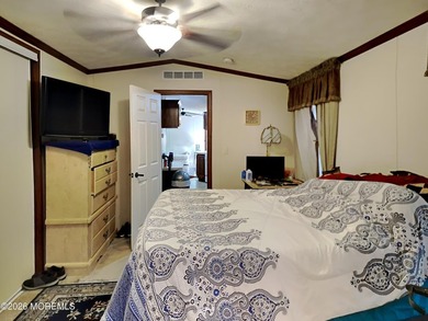 Beautiful 2-bedroom, 2-full-bath Skyline model home located in - photo 11