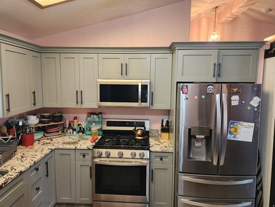 Corner lot! Central A/C! Granite countertops! This home is ready - photo 3