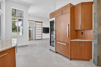 Best unobstructed view! Totally updated kitchen & bathrooms in - photo 27