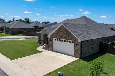 Quality Craftsmanship in a Prime Location! This stunning move-in - photo 31