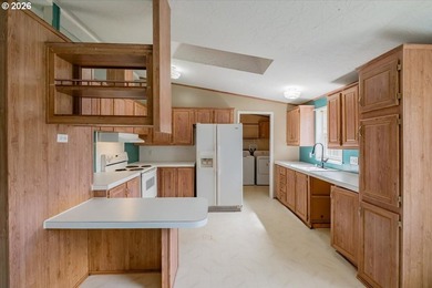 BRAND NEW ROOF, HEAT PUMP & CARPET! This 3-bed, 2-bath MFH on a - photo 15