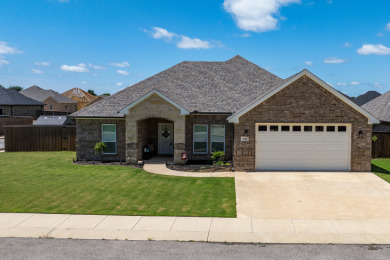 Quality Craftsmanship in a Prime Location! This stunning move-in - photo 32