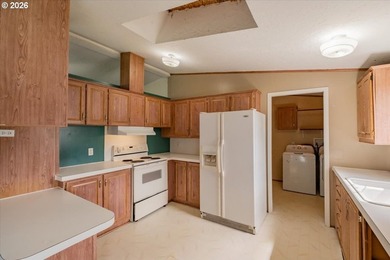 BRAND NEW ROOF, HEAT PUMP & CARPET! This 3-bed, 2-bath MFH on a - photo 17
