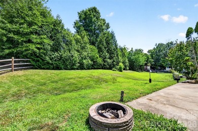 Drive into this sidewalk lined, tree surrounded community, to - photo 18