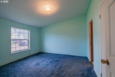 BRAND NEW ROOF, HEAT PUMP & CARPET! This 3-bed, 2-bath MFH on a - photo 21