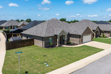 Quality Craftsmanship in a Prime Location! This stunning move-in - photo 30