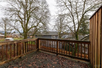 Nice and clean St Helens duplex with good rental history. Both - photo 11