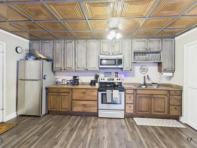 Discover this charming cabin, perfect for year-round living or a - photo 3