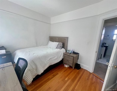 Woodlawn legal brick Triplex! Well maintained home with 3 bright - photo 20