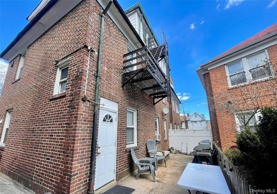 Woodlawn legal brick Triplex! Well maintained home with 3 bright - photo 31