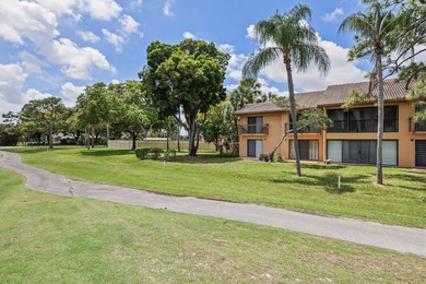 Updated 2-bedroom + den, 2-bathroom first-floor unit with golf - photo 35