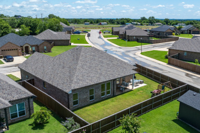 Quality Craftsmanship in a Prime Location! This stunning move-in - photo 29