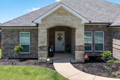 Quality Craftsmanship in a Prime Location! This stunning move-in - photo 2