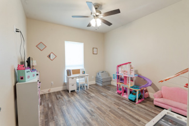 Quality Craftsmanship in a Prime Location! This stunning move-in - photo 21