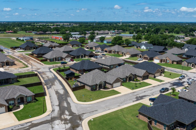 Quality Craftsmanship in a Prime Location! This stunning move-in - photo 24