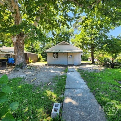 INVESTOR SPECIAL! Fantastic opportunity to own a 2-bedroom - photo 1