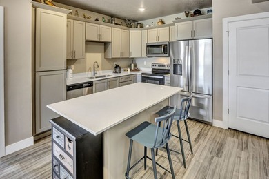 SELLER OFFERING 3% TOWARDS BUYERS CLOSING COSTS + RATE BUY DOWN! - photo 2