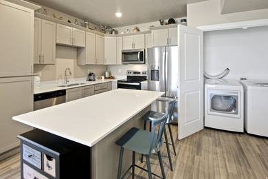 SELLER OFFERING 3% TOWARDS BUYERS CLOSING COSTS + RATE BUY DOWN! - photo 7