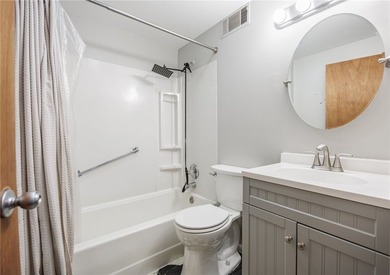 Great opportunity! 4 bedrooms, 2 full baths. Huge 2+garage with - photo 12