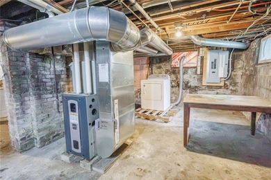 Great opportunity! 4 bedrooms, 2 full baths. Huge 2+garage with - photo 16