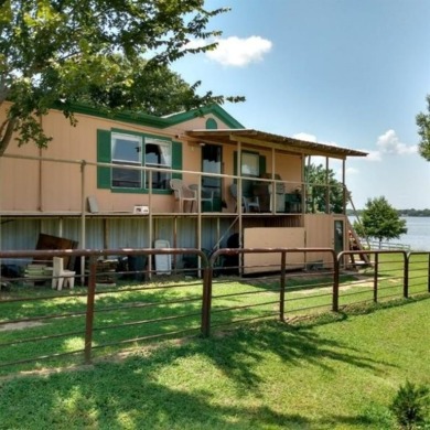 4 bedroom, 3 bath waterfront property with a pier! There are 2 - Lake Home For Sale in Gun Barrel City, Texas