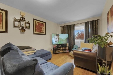 Exquisite three-family home located on a quiet, friendly block - photo 4