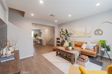 Welcome to Coastal Walk, one of Huntington Beach's newer - photo 10